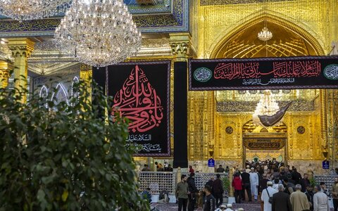 بالصور/ العتبة العباسية تنشر لافتات السواد بذكرى وفاة السيدة أم البنين (عليها السلام)
