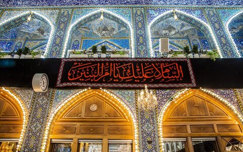 بالصور/ العتبة العباسية تنشر لافتات السواد بذكرى وفاة السيدة أم البنين (عليها السلام)