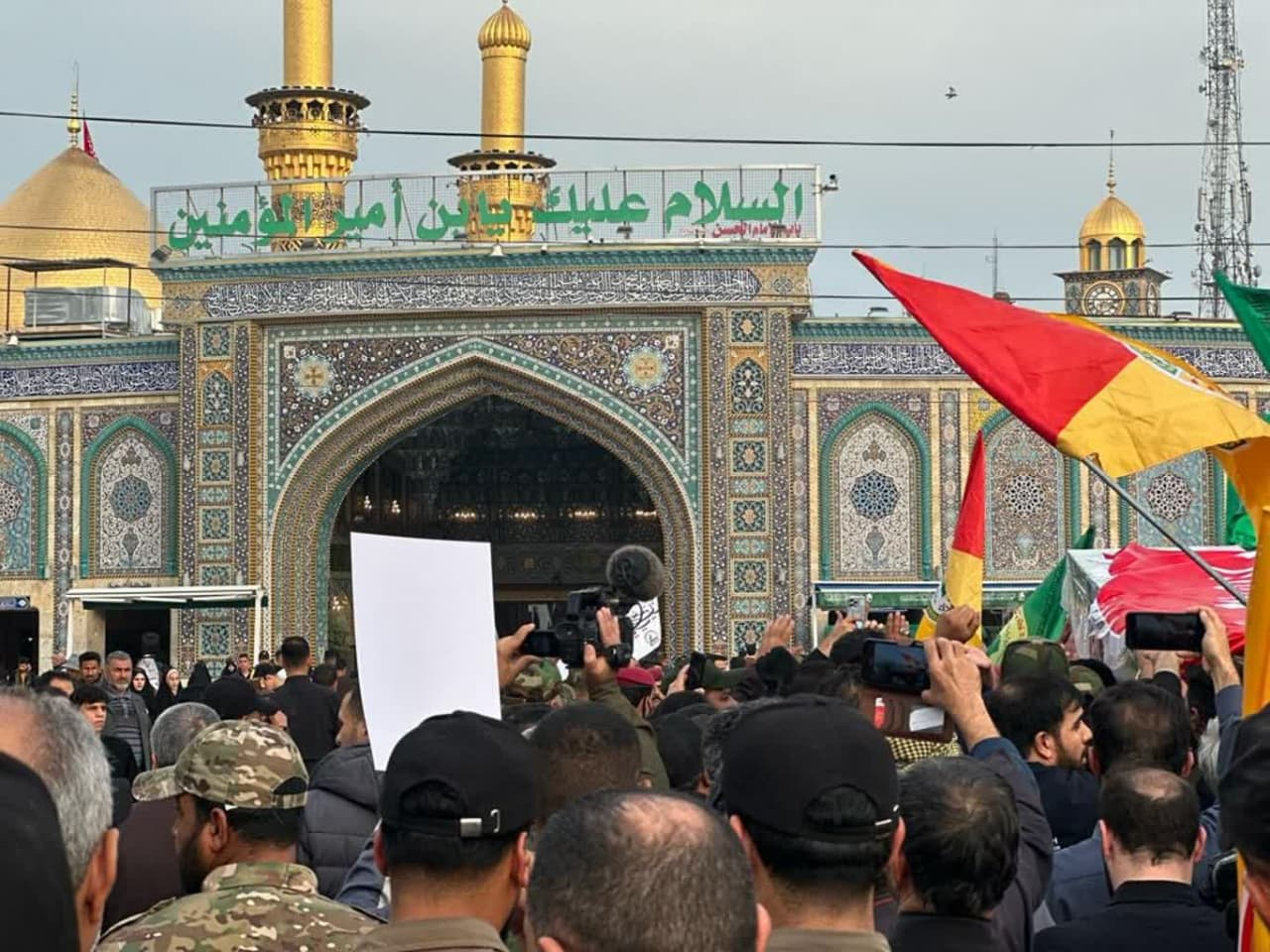 تشیع پیکر شهید موسوی با اقامه نماز  آیت‌الله حسینی، نماینده رهبر انقلاب در عراق