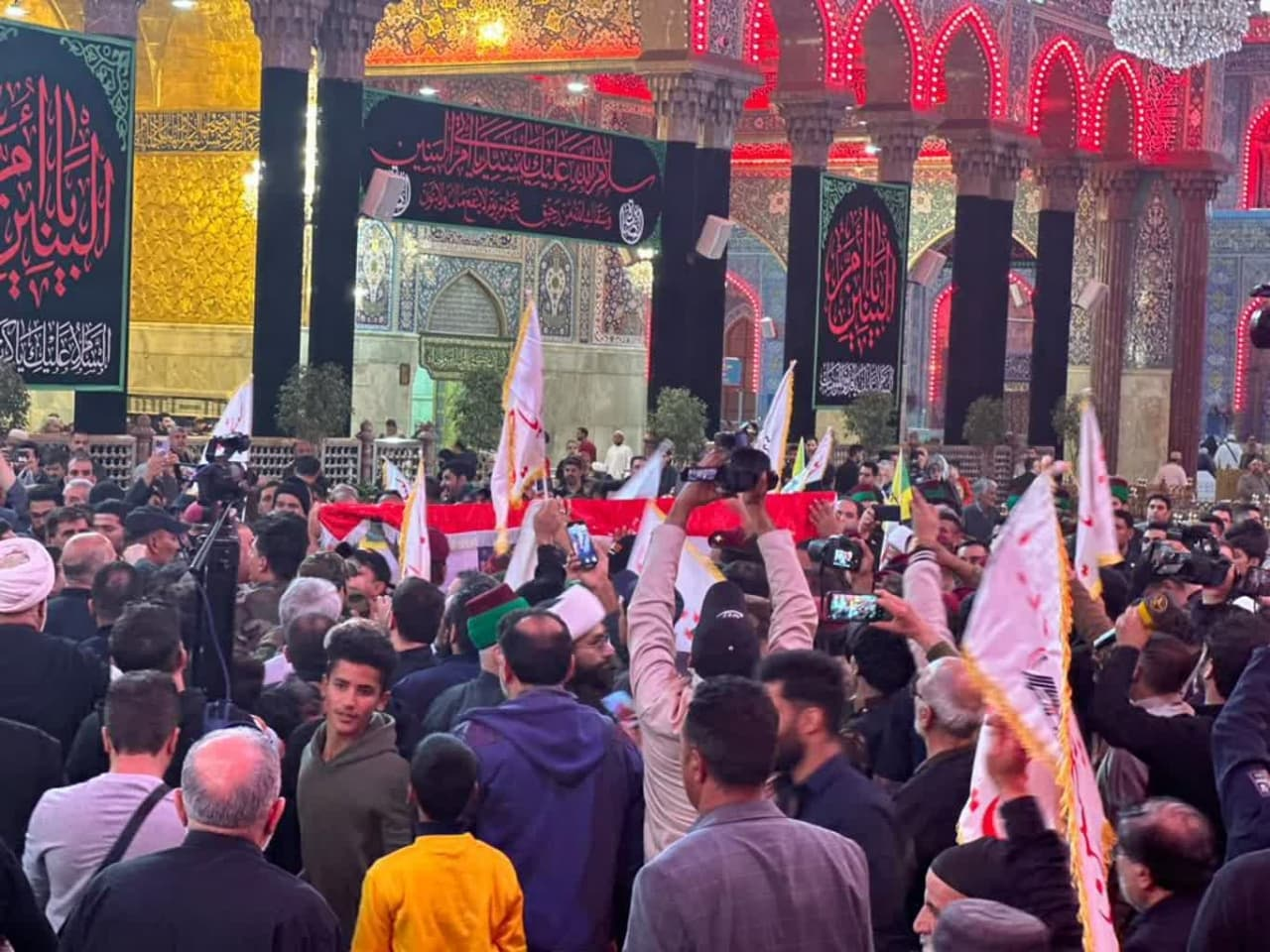 تشیع پیکر شهید موسوی با اقامه نماز آیتالله حسینی، نماینده رهبر انقلاب در عراق