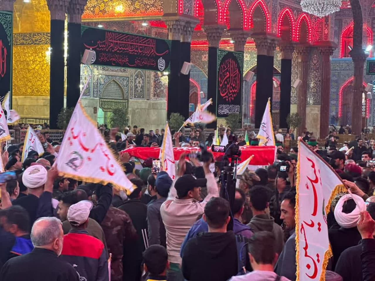 تشیع پیکر شهید موسوی با اقامه نماز آیتالله حسینی، نماینده رهبر انقلاب در عراق