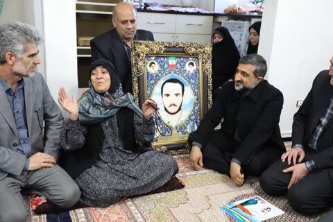 تصاویر/ادای احترام استاندار اردبیل به مادر شهید فریدون هژبری