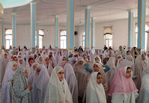 تصاویر/ جشن تکلیف ۶۰۰ دختر دبستانی دیواندره ای برگزار شد