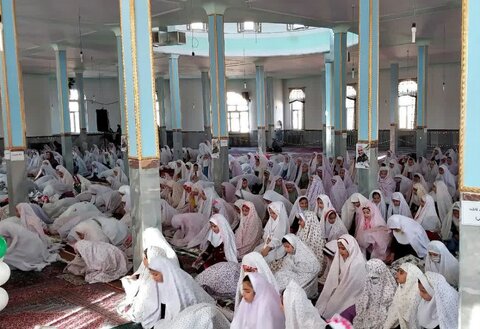 تصاویر/ جشن تکلیف ۶۰۰ دختر دبستانی دیواندره ای برگزار شد