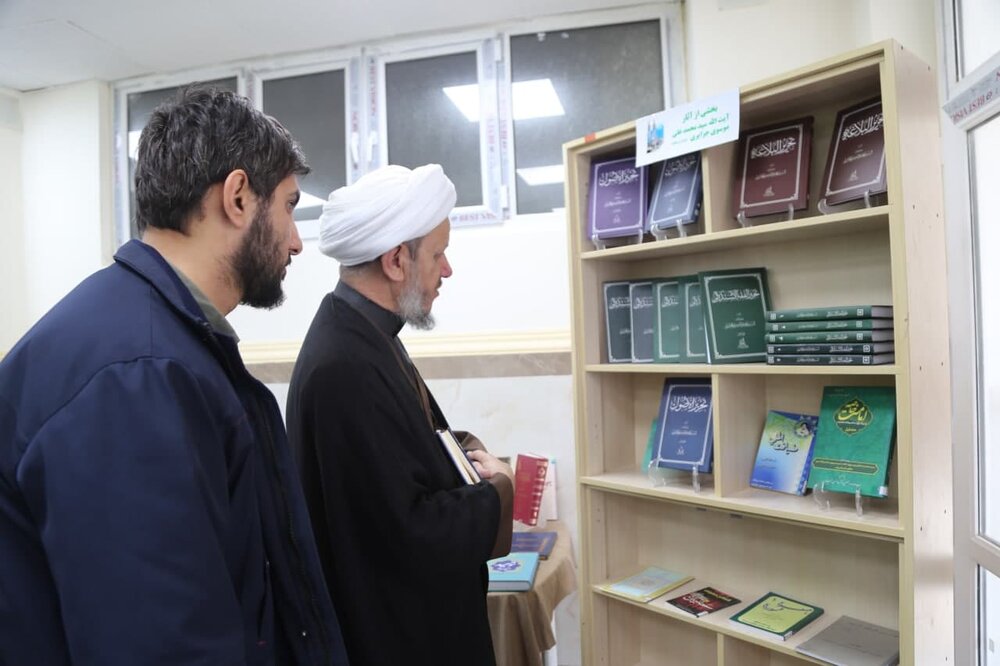 بازدید امام جمعه کارون از نمایشگاه آثار طلاب خوزستان