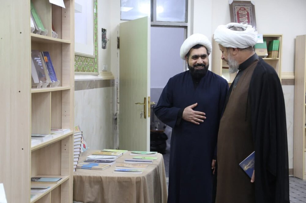 بازدید امام جمعه کارون از نمایشگاه آثار طلاب خوزستان