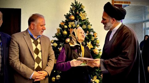 تصاویر/ تجلیل امام جمعه سلماس از همسر جانباز مسیحی