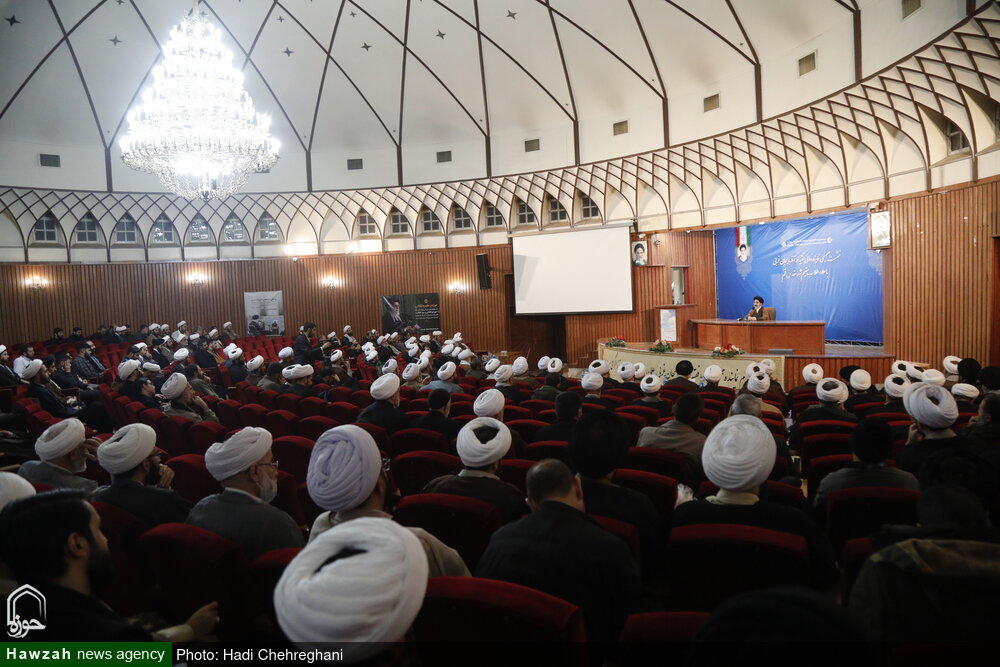 کارویژههای روحانیت را با تنبلی از دست ندهیم/ تسلط به زبان های بین المللی از رسالت های انکار ناپذیر طلاب و فضلا است