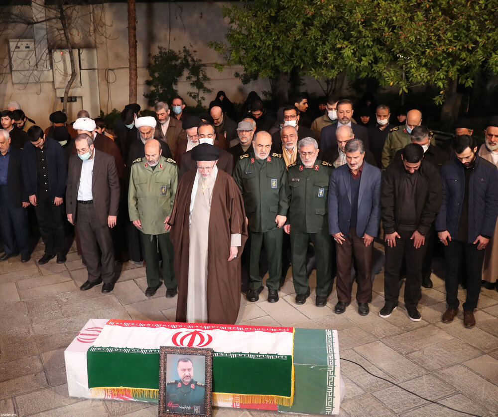 بالفيديو/ قائد الثورة الاسلامية يقيم الصلاة على جثمان الشهيد السيد رضي موسوي