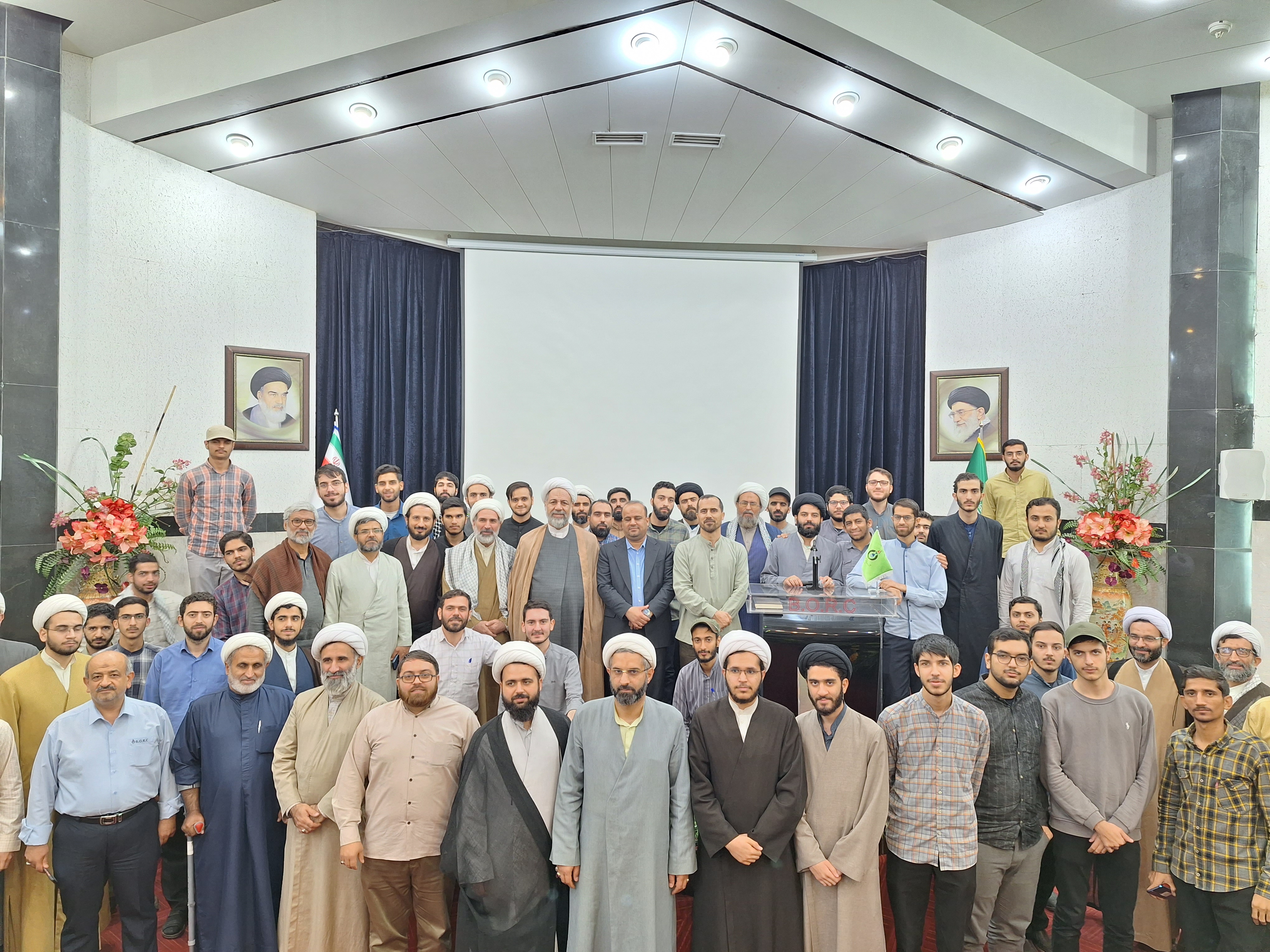 بازدید جمعی از طلاب و روحانیون استان قم از پالایشگاه نفت بندرعباس