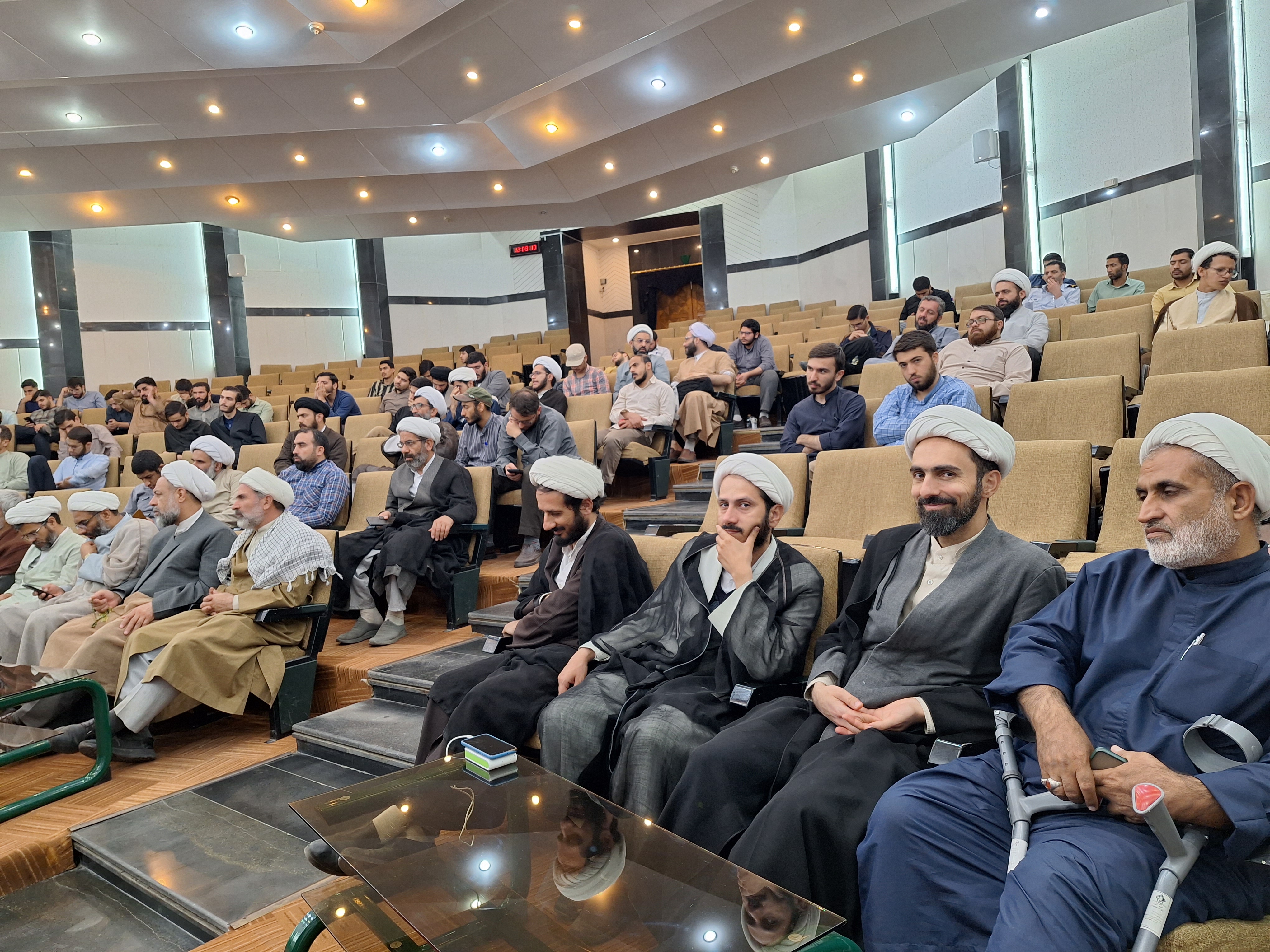 بازدید جمعی از طلاب و روحانیون استان قم از پالایشگاه نفت بندرعباس