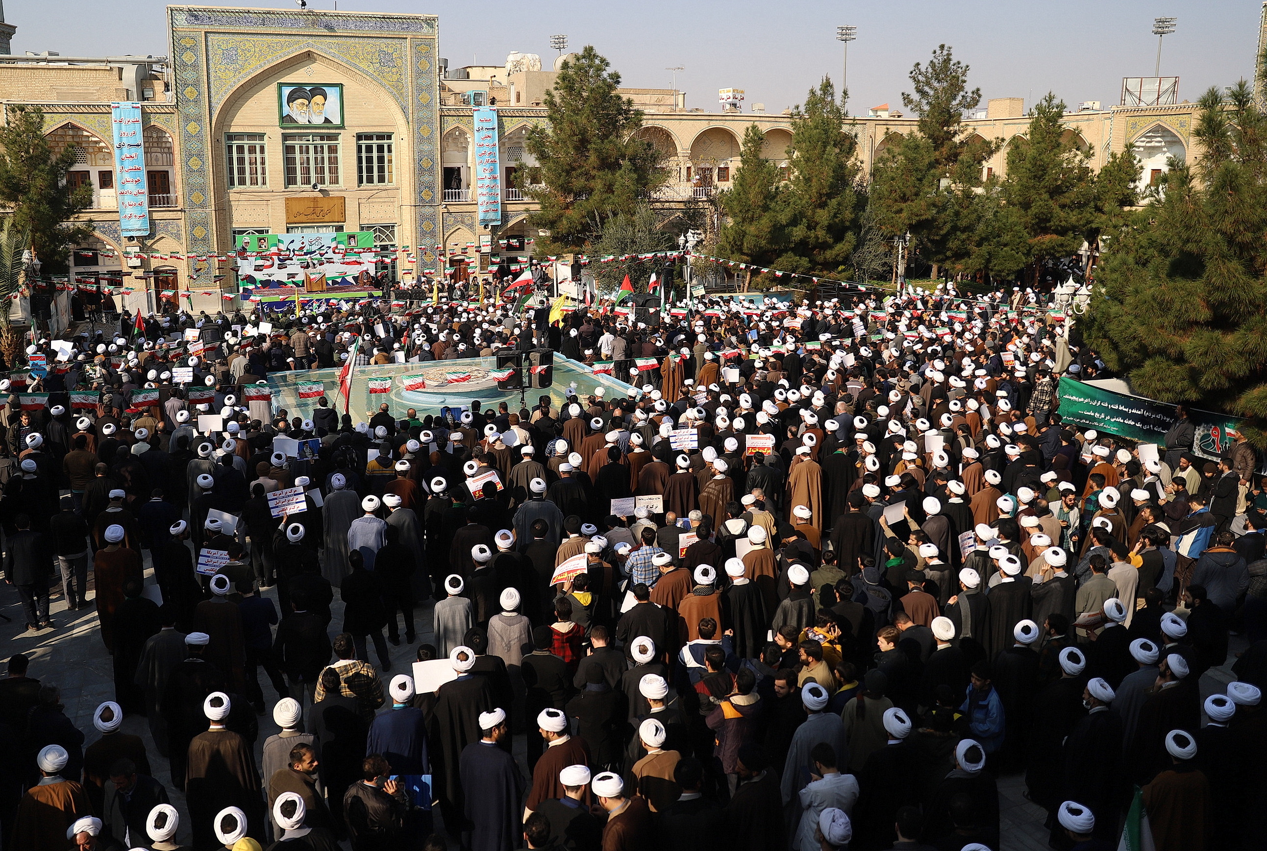 راه پیروزی در فتنه‌ها تبعیت از رهبر انقلاب است