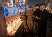 روشن کردن شمع یادبود شهدای فاجعه عاشورای ۲۰۰۹ در پاکستان