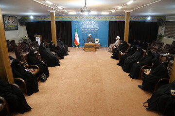 تصاویر / تقدیر امام جمعه همدان از مبلغان خواهر پیشکسوت