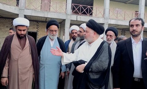 بالصور/ وكيل السيد السيستاني يتفقد مدرسة الإمام علي عليه السلام العلمية في ميناب
