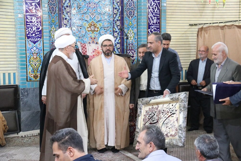 تجلیل از ۷ روحانی و عالم پیشکسوت محله حسین آباد ارومیه