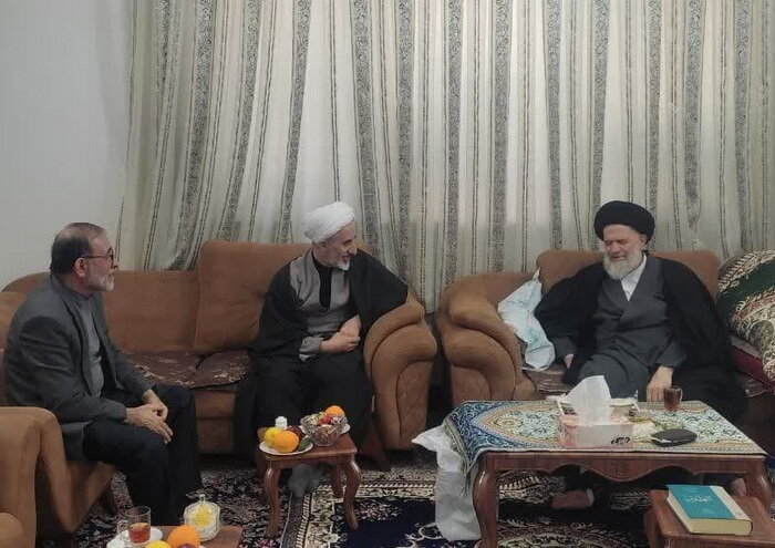 عیادت نمایندگان آیت الله اعرافی از استاد پیشکسوت حوزه + عکس