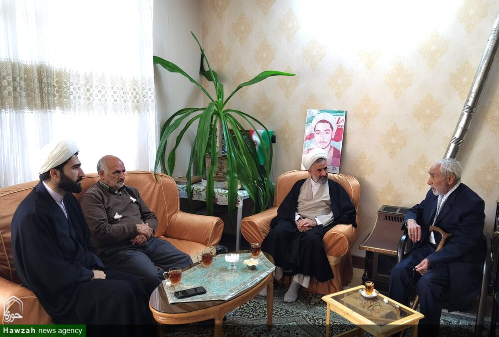 دیدار مدیر حوزه علمیه استان یزد با خانواده روحانی شهید عابدین قائمی