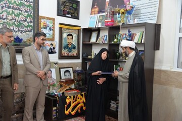 تاج عزت خداوند در دنیا و آخرت بر سر مادران شهداست 