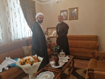 تبریک نماینده ولی فقیه در بنیاد مسکن به کشیش کلیسای شرق آشور