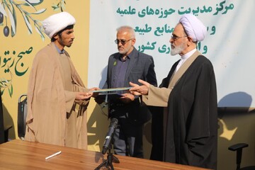 تجلیل از طلبه موفق در عرصه تولید نهال حرا