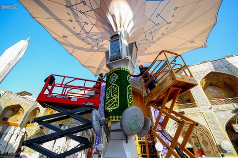 نصب کتیبه‌های مزین به نام حضرت زهرا در آستانه ولادت ایشان در حرم امیر مؤمنان علی (ع)