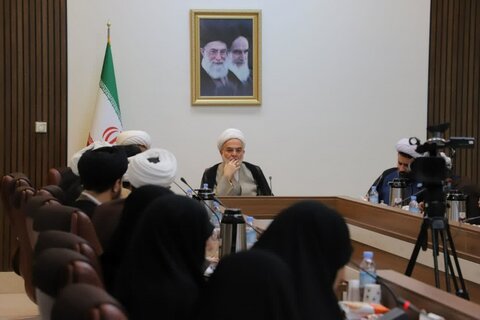 تصاویر/ نشست مدیران مدارس علمیه کردستان با حجت الاسلام و المسلمین پورذهبی