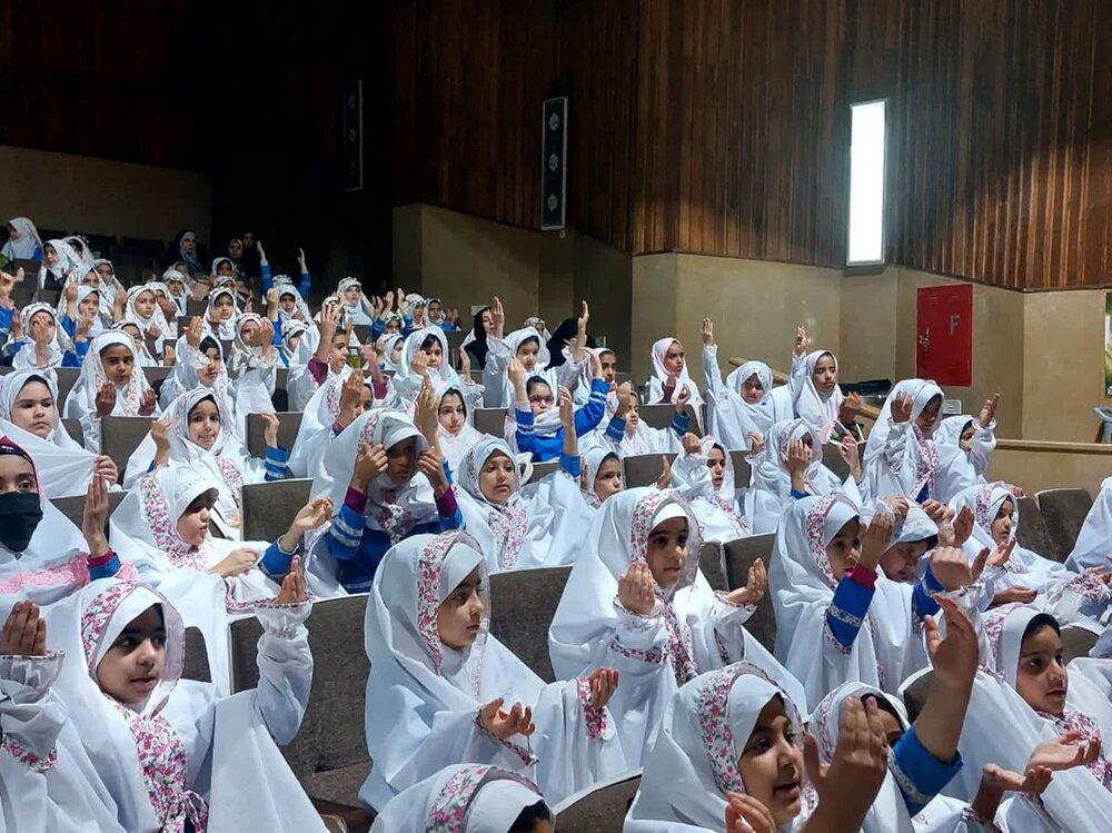 برگزاری جشن تکلیف هزار نومکلف مدارس دخترانه شهرستان اردکان با همت مدرسه علمیه فاطمه الزهرا(س) این شهرستان