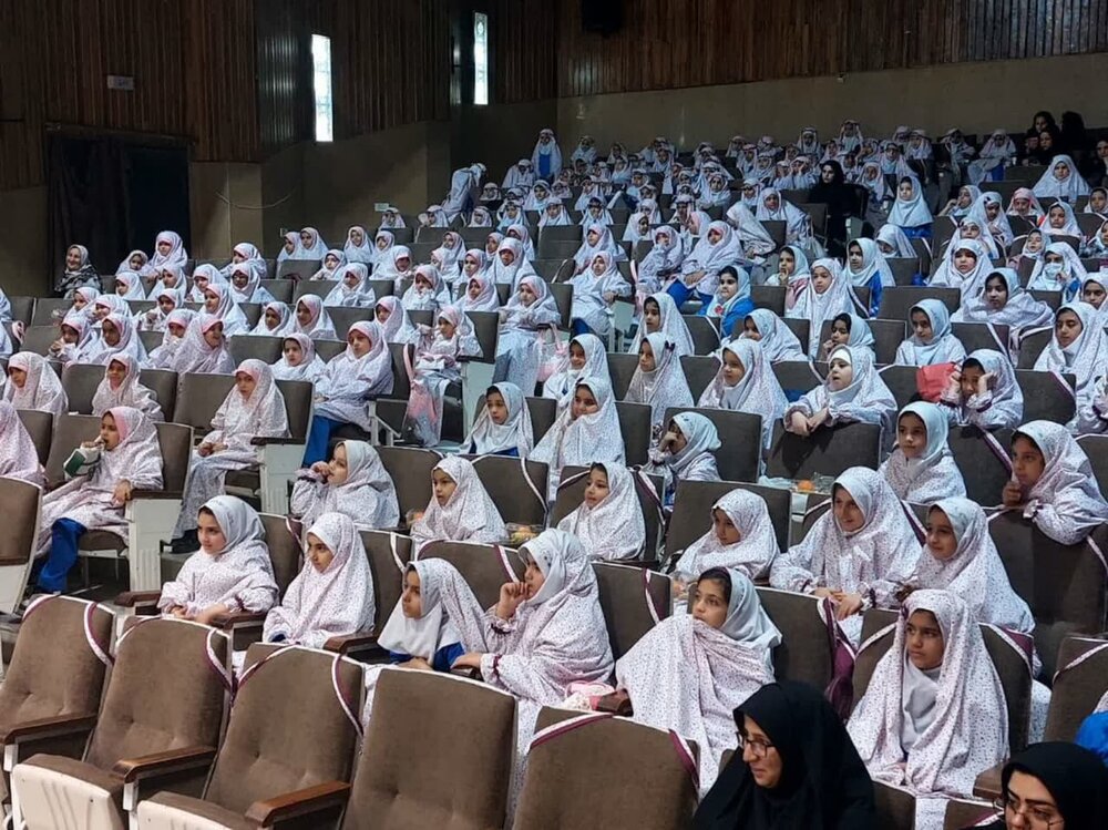 برگزاری جشن تکلیف هزار نومکلف مدارس دخترانه شهرستان اردکان با همت مدرسه علمیه فاطمه الزهرا(س) این شهرستان