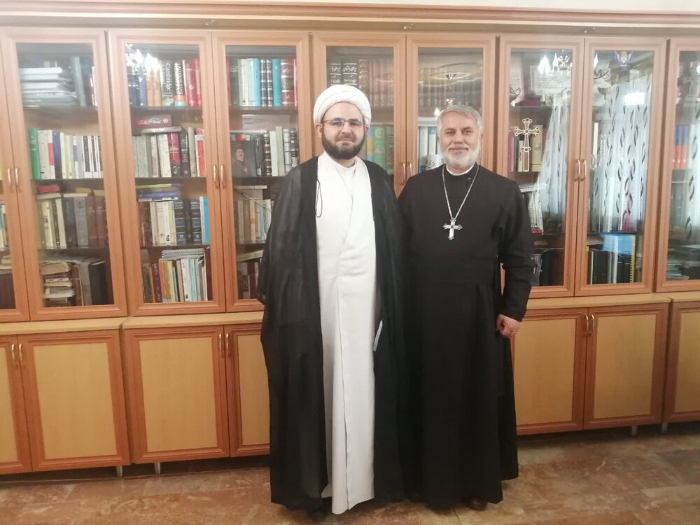 ابلاغ پیام تبریک نماینده ولی فقیه در بنیاد مسکن به به کشیش کلیسای شرق آشور