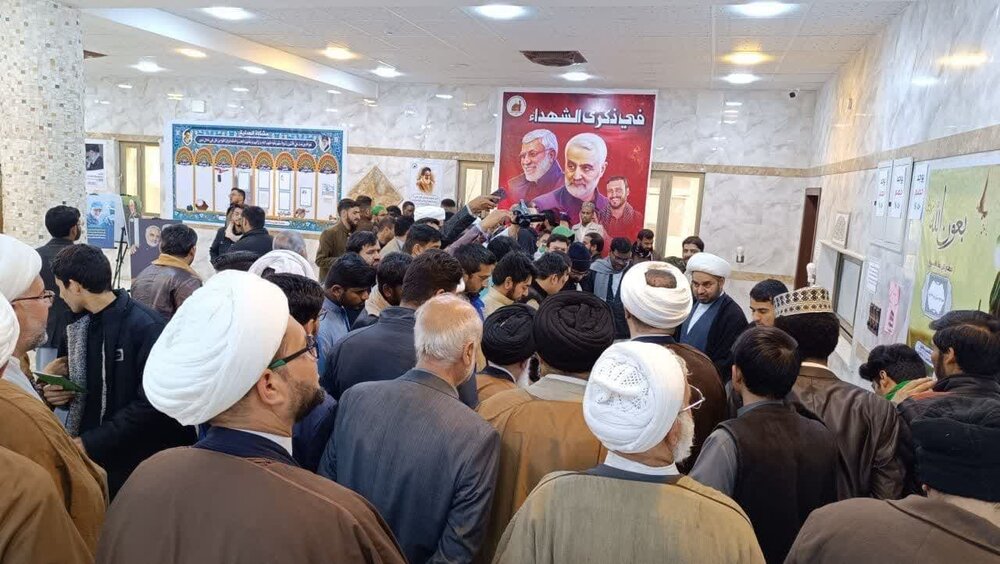 افتتاح نمایشگاه عکسنوشته شاخصهای مکتب شهید سلیمانی و ابو مهدی المهندس در نجف اشرف