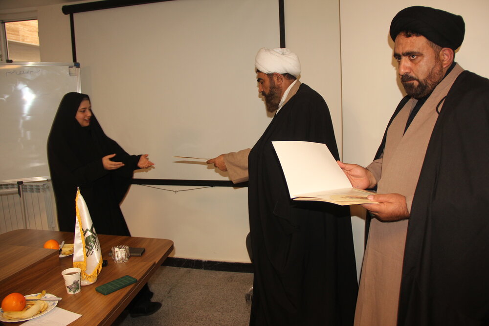 اساتید مرکز زبان حوزه علمیه قزوین تجلیل شدند