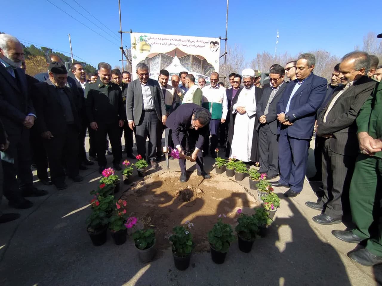 تصاویر/ کلنگ زنی مجموعه فرهنگی اجتماعی و اولین چایخانه امام رضا (ع) شهرستان آران و بیدگل