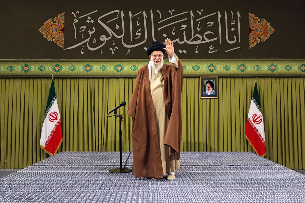 الإمام الخامنئي يستقبل جمعا من منشدي وذاكري مناقب أهل البيت (ع) الإمام الخامنئي يستقبل جمعا من منشدي وذاكري مناقب أهل البيت (ع)