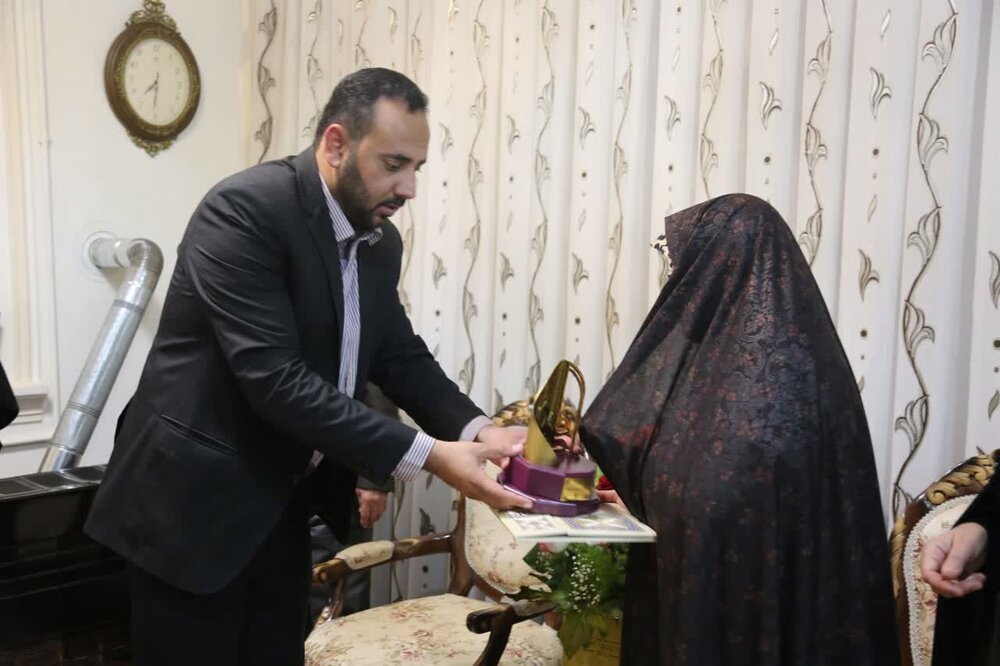 تجلیل از بانوان خادم و پیشکسوت مجالس حسینی در یزد + عکس