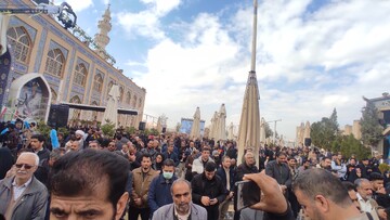 فیلم | حضور پرشور مردم در مسیر منتهی به گلزار شهدای کرمان روز بعد از حادثه تروریستی