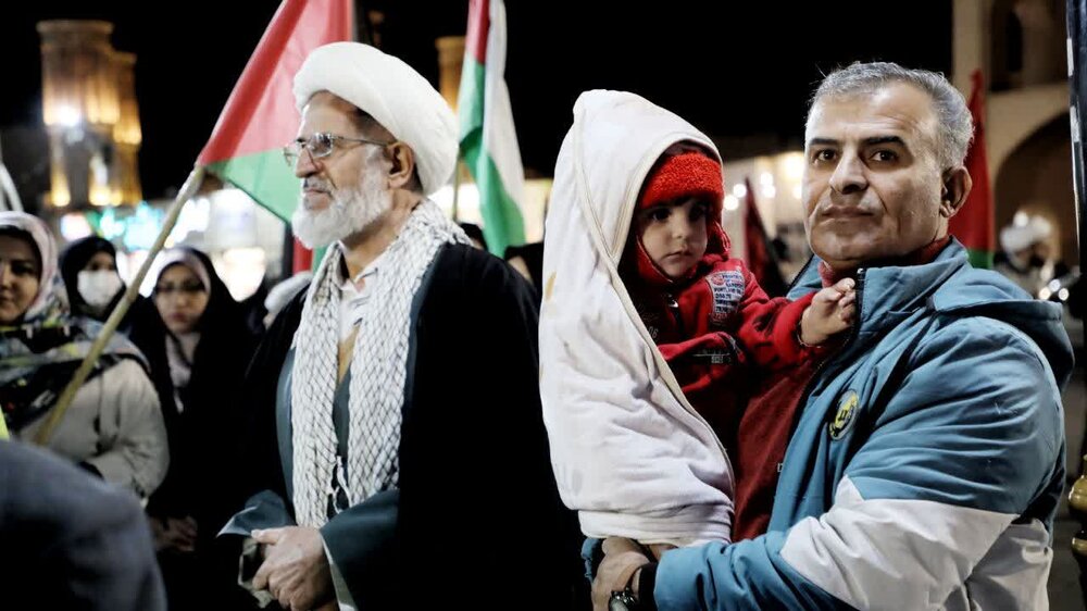 تجمع شبانه مردم یزد در محکومیت حادثه تروریستی کرمان+عکس