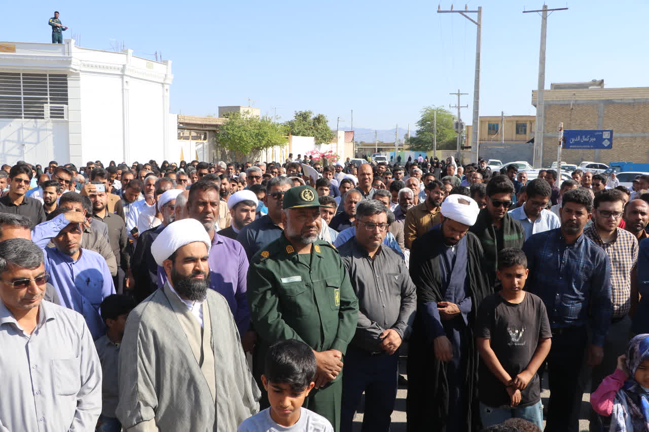 تصاویر / راهپیمایی در محکومیت جنایت کرمان در شهرستان رودان پس از نماز جمعه