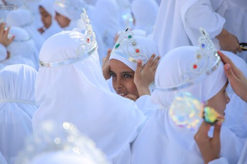 تکریم دختران عراقی در جشن تکلیف با اعطای حجاب فاطمی و تقدیم تاج در حرم حضرت علی (ع)