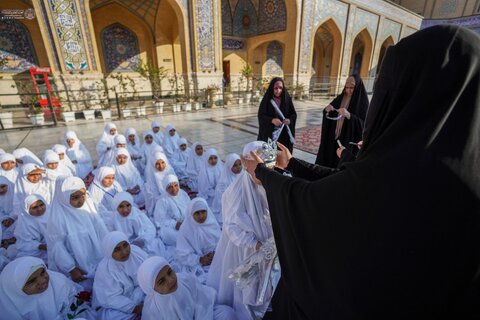 تکریم دختران عراقی در جشن تکلیف با اعطای حجاب فاطمی و تقدیم تاج در حرم حضرت علی (ع)