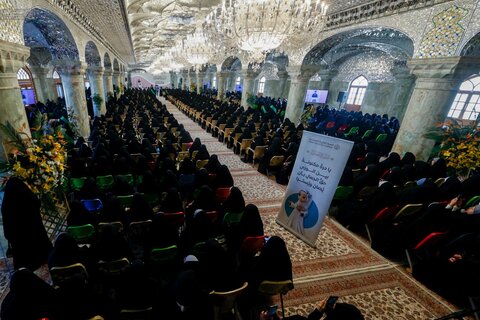 تکریم ۱۰۰۰ دانشجوی دختر عراقی با تقدیم چادر فاطمی در حرم حضرت علی (ع)