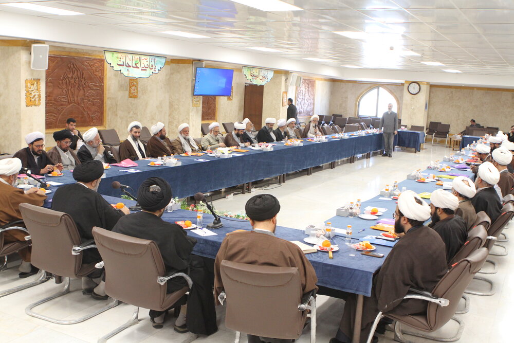 طلاب نخبه و زباندان را به حوزه نمایندگی ولی فقیه در امور حج و زیارت معرفی کنید