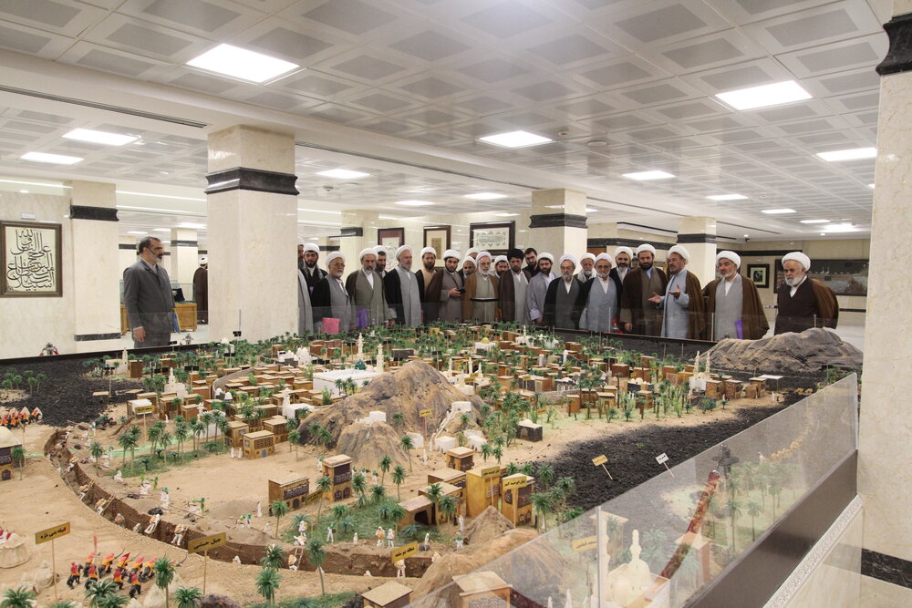 طلاب نخبه و زباندان را به حوزه نمایندگی ولی فقیه در امور حج و زیارت معرفی کنید