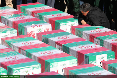 بالصور/ مراسيم تشييع شهداء الحادث الإرهابي في كرمان