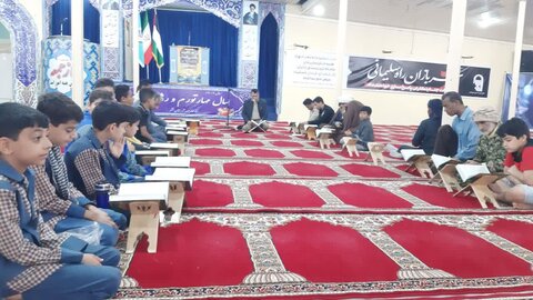 تصاویر/ محفل تلاوت قرآن برای شهدای حادثه تروریستی کرمان در شهرستان قشم