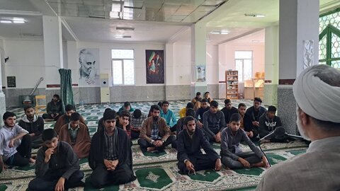 تصاویر/ درس اخلاق طلاب مدرسه علمیه امام صادق(ع)شهرستان حاجی آباد