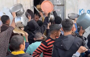 فیلم | تلاش کودکان غزه در به دست آوردن غذا