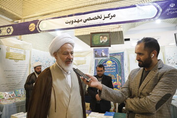 تصاویر / گفت‌وگوی خبرنگار حوزه نیوز با مسئولین غرفه‌های نمایشگاه کتاب و دستاوردهای علمی مراکز پژوهشی حوزوی