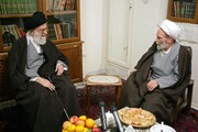 فیلم| حضور رهبر انقلاب اسلامی در منزل آیت‌الله حاج‌آقا مجتبی تهرانی در سال٩١