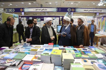 تصاویر / حال و هوای دومین روز نمایشگاه کتاب و دستاوردهای علمی مراکز پژوهشی حوزوی-۱